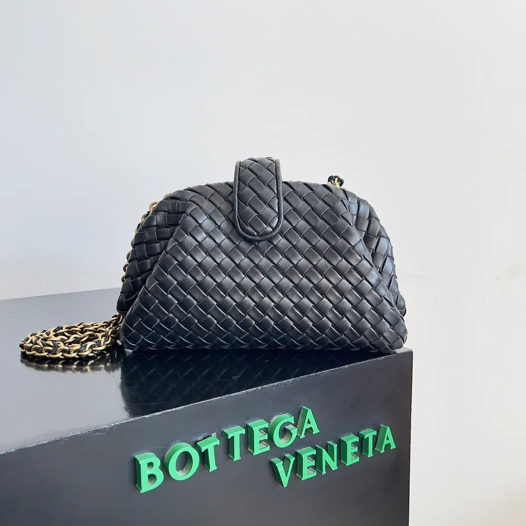 Batch 1880 BOTTEGA VENETA LAUREN 1980 small clutch bag is new! The small size that many people squat on is finally here. The self-adjustable zipper is a highlight of this bag. After being removed, it can be used as a handbag for important occasions. One bag unlocks two carrying methods at the same time. It is practical and has a unique sense of structure and beautiful lines. It is more elegant than a small cloud. It is a tribute to the classics and the pursuit of modernity. Style number: 804038 Size: 27*15*8cm